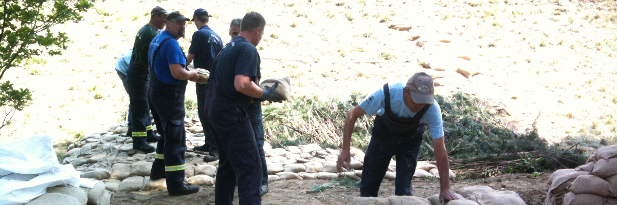 Einsatzkräfte bei der Verstärkung der Deiche mit Sandsäcken bei Wittenberge im Jahr 2013.