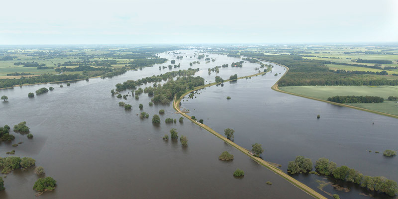 Mitteldeich während des Hochwassers 2013