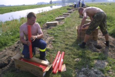 Um den Polder Flöthgraben für die Flutung zu öffnen, werden Sprengladungen angebracht (22.8.2002).