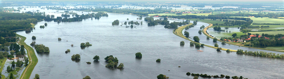 Bild: Wehranlage Quitzöbel während des Hochwassers 2013