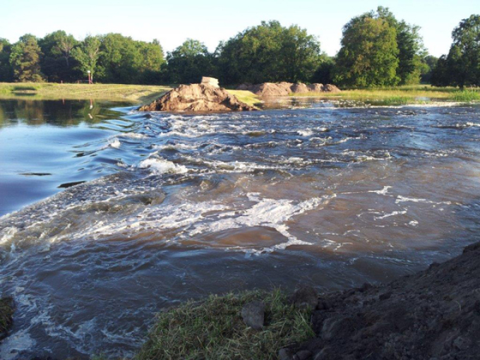 Ein Polder wird mit Wasser gefüllt.