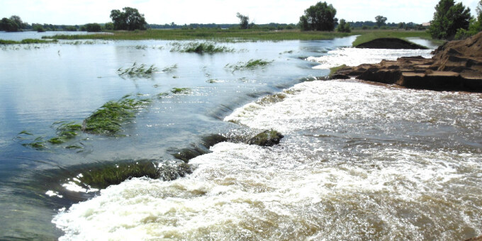 Öffnung des Deichs und Flutung des Polders Warnau 2013